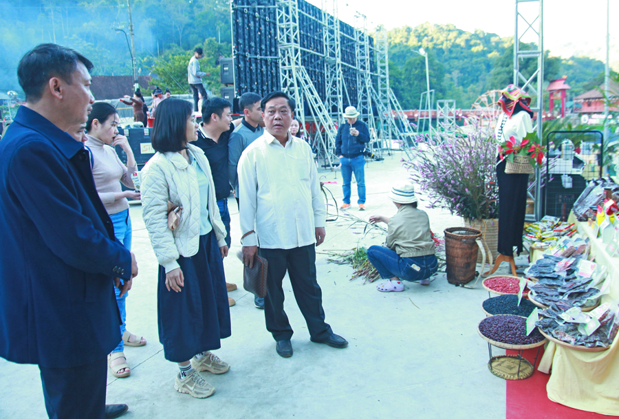 Vietnams nationella turistmyndighet undersöker utvecklingen av lokala turismprodukter i Dien Bien - Foto 6. Cục Du lịch Quốc gia Việt Nam khảo sát xây dựng sản phẩm du lịch cộng đồng tại Điện Biên - Ảnh 6.