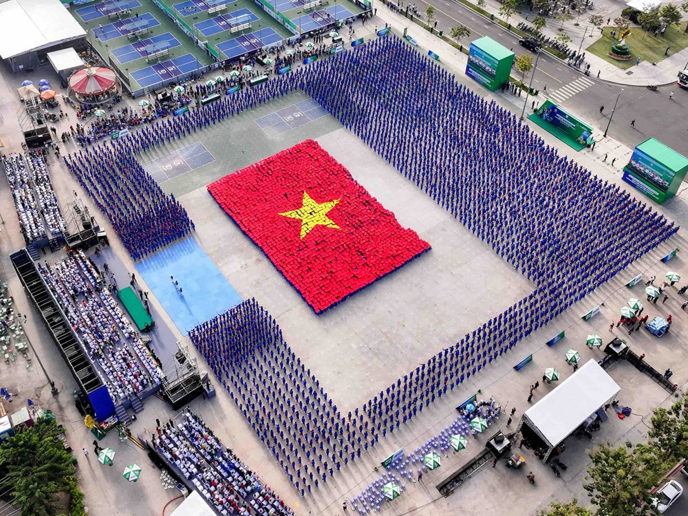 60.000 học sinh đồng diễn võ nhạc Vovinam, lập kỷ lục kép Việt Nam và thế giới - Ảnh 1.