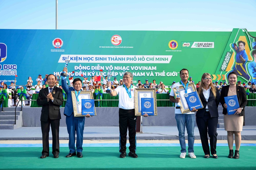 60.000 học sinh đồng diễn võ nhạc Vovinam, lập kỷ lục kép Việt Nam và thế giới - Ảnh 2.