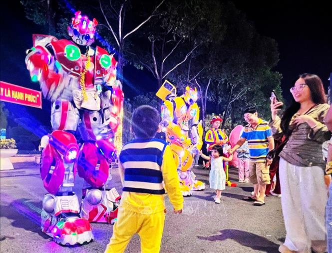 Can Tho បើកផ្លូវដើរនៅតំបន់កំពង់ផែ Ninh Kieu - រូបថត ៣. Cần Thơ mở lại tuyến phố đi bộ khu vực bến Ninh Kiều - Ảnh 3.