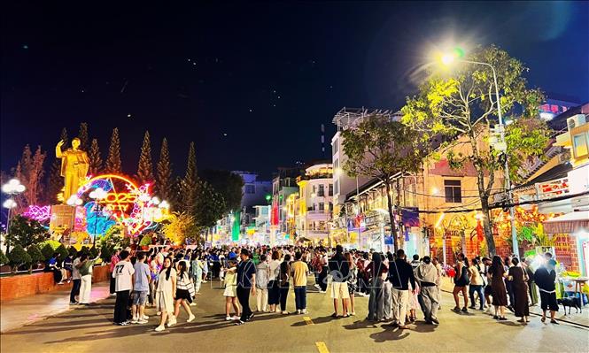 Can Tho បើកផ្លូវដើរនៅតំបន់កំពង់ផែ Ninh Kieu - រូបថត ២. Cần Thơ mở lại tuyến phố đi bộ khu vực bến Ninh Kiều - Ảnh 2.