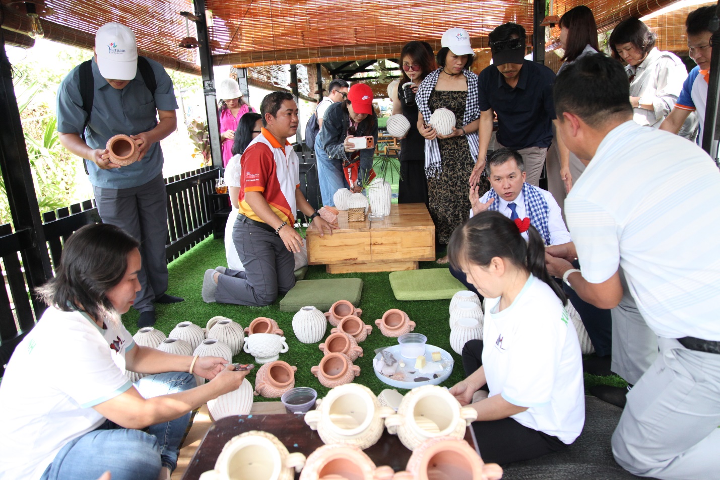 Vietnams nasjonale turistadministrasjon gjennomførte en undersøkelse om utviklingen av landbruks- og bygdeturisme i Mekongdelta-provinsene - Foto 3. Cục Du lịch Quốc gia Việt Nam tổ chức khảo sát phát triển du lịch nông nghiệp - nông thôn tại các tỉnh Đồng bằng sông Cửu Long - Ảnh 3.