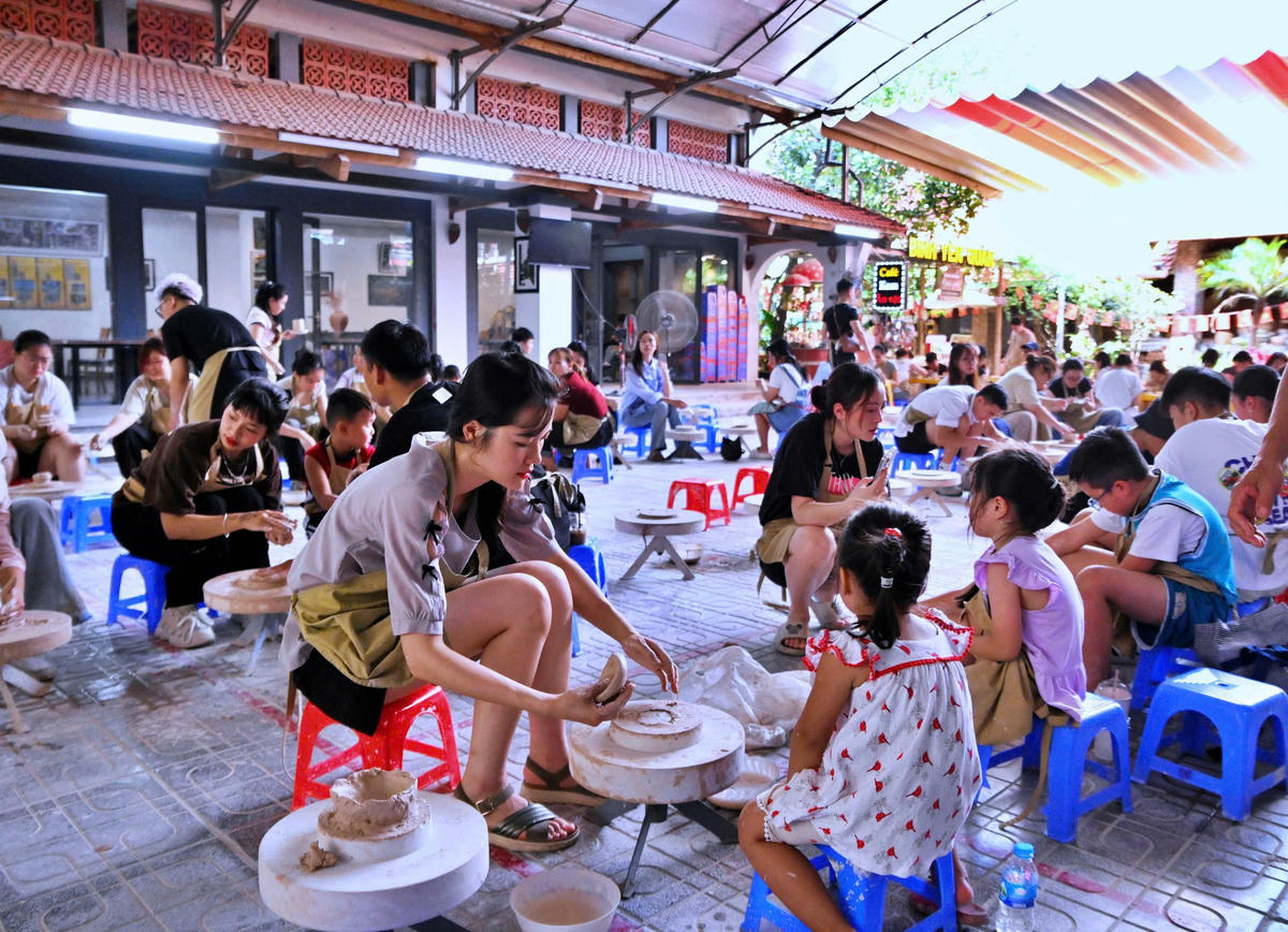 Menghidupkan semula nilai kraf tradisional di sepanjang sungai - Foto 2. Đánh thức giá trị làng nghề trên những dòng sông - Ảnh 2.
