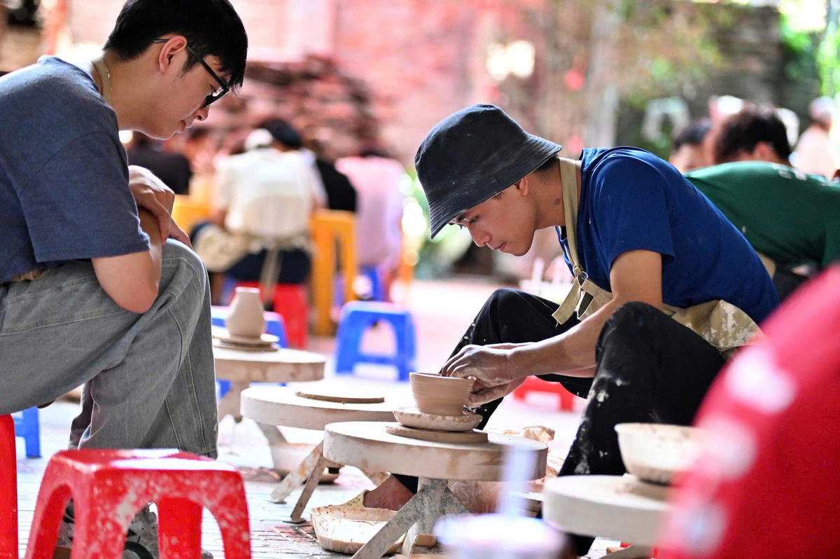Menghidupkan semula nilai kraf tradisional di sepanjang sungai - Foto 1. Đánh thức giá trị làng nghề trên những dòng sông - Ảnh 1.