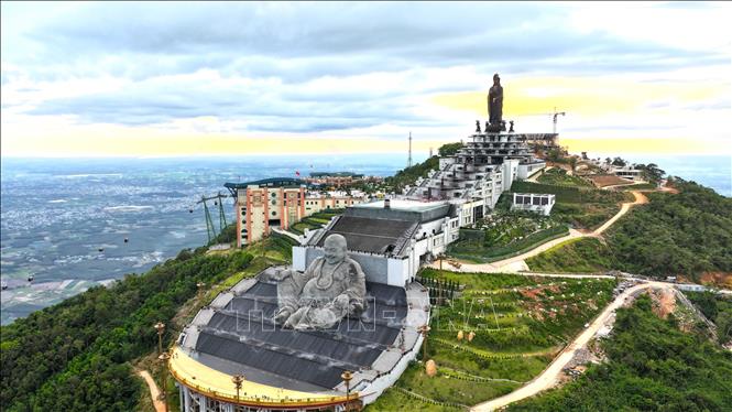 Tay Ninh starter opp igjen med fjellklatring og camping på Ba Den-fjellet – bilde 1. Tây Ninh khởi động lại các hoạt động leo núi, dã ngoại tại núi Bà Đen - Ảnh 1.