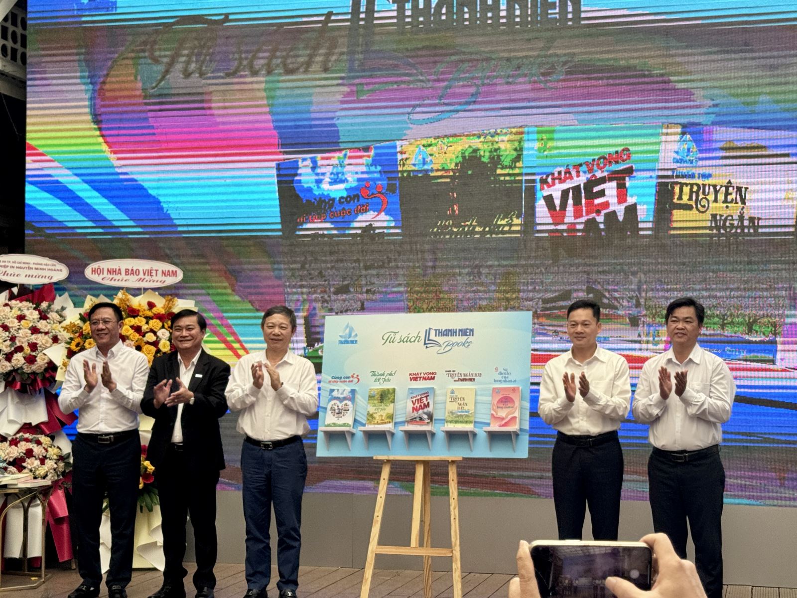 TP Hồ Chí Minh: Thêm nguồn sách giá trị từ Tủ sách Thanh Niên - Ảnh 1. TP Hồ Chí Minh: Thêm nguồn sách giá trị từ Tủ sách Thanh Niên - Ảnh 1.