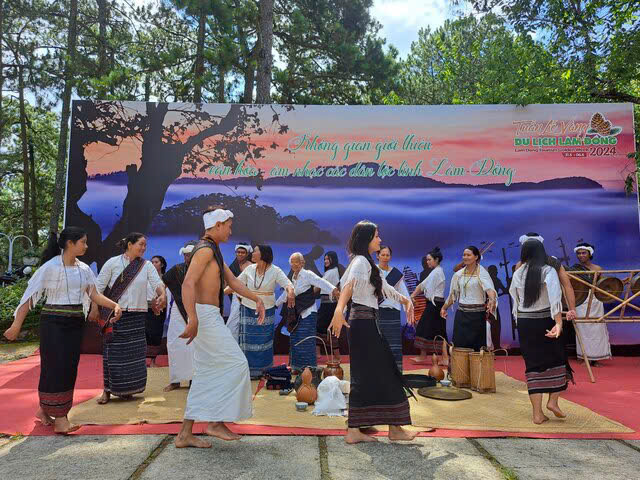 Đẩy mạnh truyền thông bảo tồn văn hóa dân tộc thiểu số gắn với phát triển du lịch bền vững - Ảnh 2.