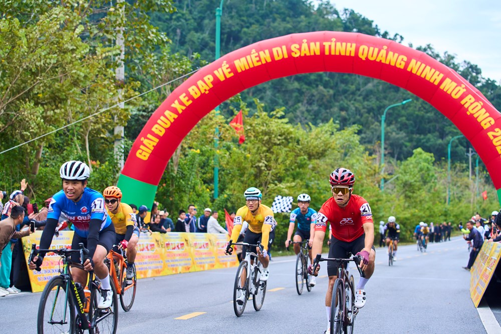 Giải đua xe đạp “Về miền di sản” mở rộng tỉnh Quảng Ninh 2025: Kết nối di sản bằng nhịp chuyển động xanh - Ảnh 3. Giải đua xe đạp “Về miền di sản” mở rộng tỉnh Quảng Ninh 2025: Kết nối di sản bằng nhịp chuyển động xanh - Ảnh 3.