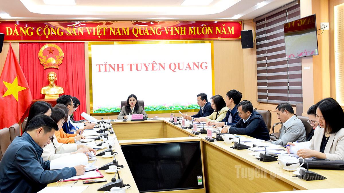 ខេត្តទុយនក្វាង៖ កិច្ចប្រជុំពិភាក្សាអំពីខ្លឹមសារនៃការប្រមូលថ្លៃចូលទស្សនាឧទ្យានភូមិសាស្ត្រសកលខ្ពង់រាបដុងវ៉ាន់ និងដំណោះស្រាយសម្រាប់ការអភិវឌ្ឍទេសចរណ៍ - រូបថតទី ១។ Tuyên Quang: Họp bàn về nội dung thu phí tham quan Công viên Địa chất toàn cầu Cao nguyên đá Đồng Văn và giải pháp phát triển du lịch - Ảnh 1.