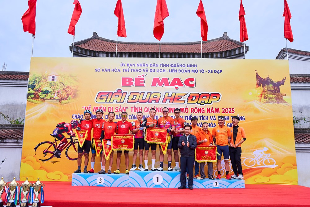 Giải đua xe đạp “Về miền di sản” mở rộng tỉnh Quảng Ninh 2025: Kết nối di sản bằng nhịp chuyển động xanh - Ảnh 11. Giải đua xe đạp “Về miền di sản” mở rộng tỉnh Quảng Ninh 2025: Kết nối di sản bằng nhịp chuyển động xanh - Ảnh 11.