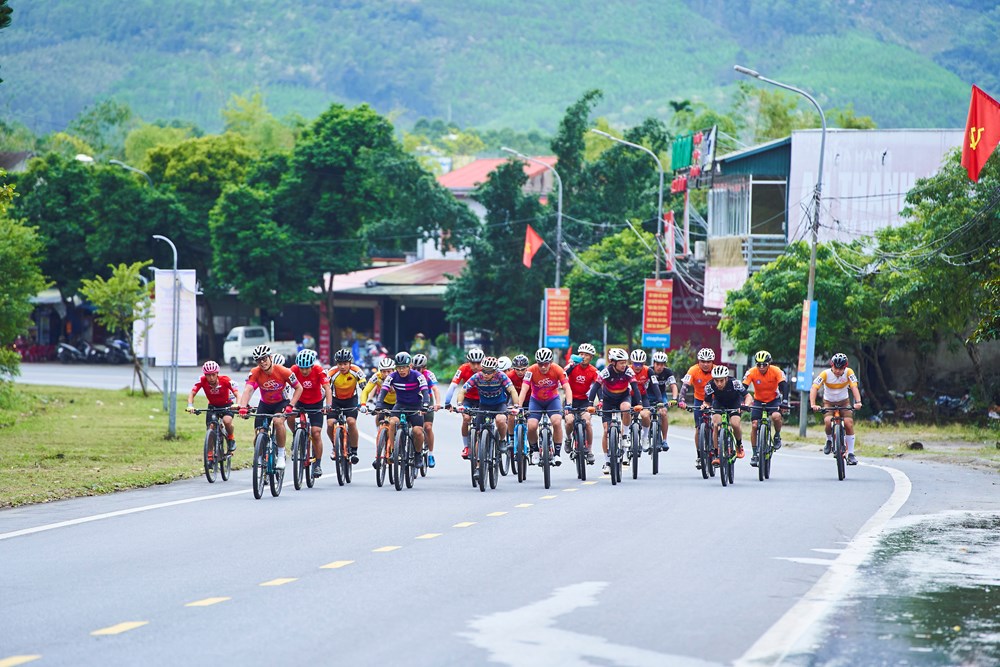 Giải đua xe đạp “Về miền di sản” mở rộng tỉnh Quảng Ninh 2025: Kết nối di sản bằng nhịp chuyển động xanh - Ảnh 4. Giải đua xe đạp “Về miền di sản” mở rộng tỉnh Quảng Ninh 2025: Kết nối di sản bằng nhịp chuyển động xanh - Ảnh 4.