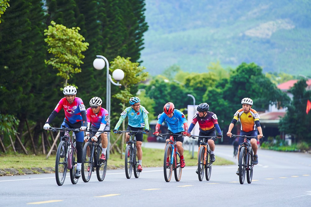Giải đua xe đạp “Về miền di sản” mở rộng tỉnh Quảng Ninh 2025: Kết nối di sản bằng nhịp chuyển động xanh - Ảnh 5. Giải đua xe đạp “Về miền di sản” mở rộng tỉnh Quảng Ninh 2025: Kết nối di sản bằng nhịp chuyển động xanh - Ảnh 5.