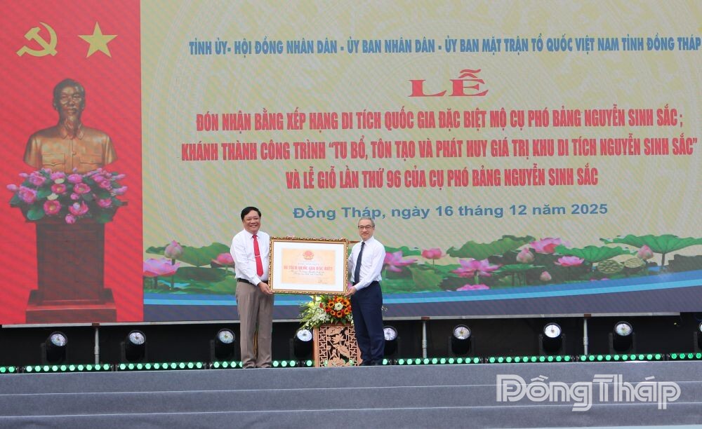Đồng Tháp: Lễ đón nhận Bằng xếp hạng Di tích quốc gia đặc biệt mộ Cụ Phó bảng Nguyễn Sinh Sắc - Ảnh 1. Đồng Tháp: Lễ đón nhận Bằng xếp hạng Di tích quốc gia đặc biệt mộ Cụ Phó bảng Nguyễn Sinh Sắc - Ảnh 1.