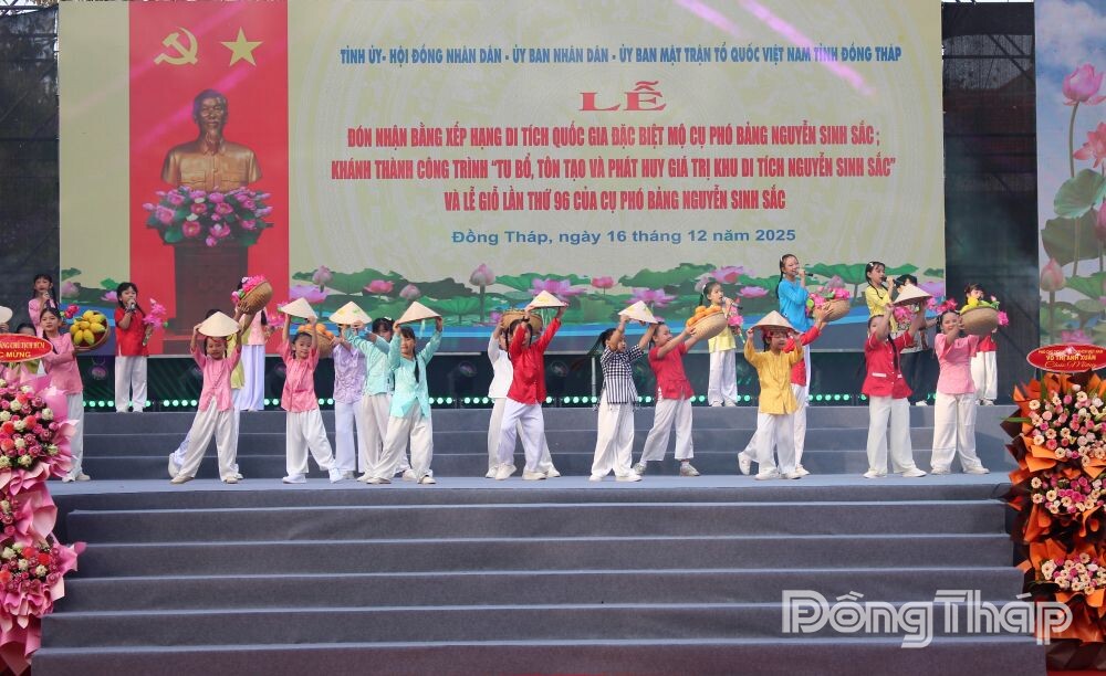 Đồng Tháp: Lễ đón nhận Bằng xếp hạng Di tích quốc gia đặc biệt mộ Cụ Phó bảng Nguyễn Sinh Sắc - Ảnh 3. Đồng Tháp: Lễ đón nhận Bằng xếp hạng Di tích quốc gia đặc biệt mộ Cụ Phó bảng Nguyễn Sinh Sắc - Ảnh 3.