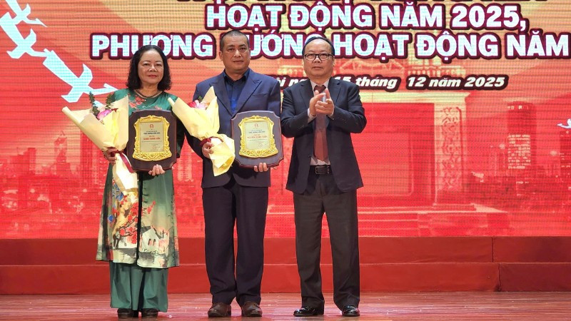 Trao giải thưởng Hội Nhà văn Hà Nội năm 2025 - Ảnh 1. Trao giải thưởng Hội Nhà văn Hà Nội năm 2025 - Ảnh 1.