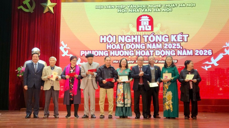 Trao giải thưởng Hội Nhà văn Hà Nội năm 2025 - Ảnh 3. Trao giải thưởng Hội Nhà văn Hà Nội năm 2025 - Ảnh 3.