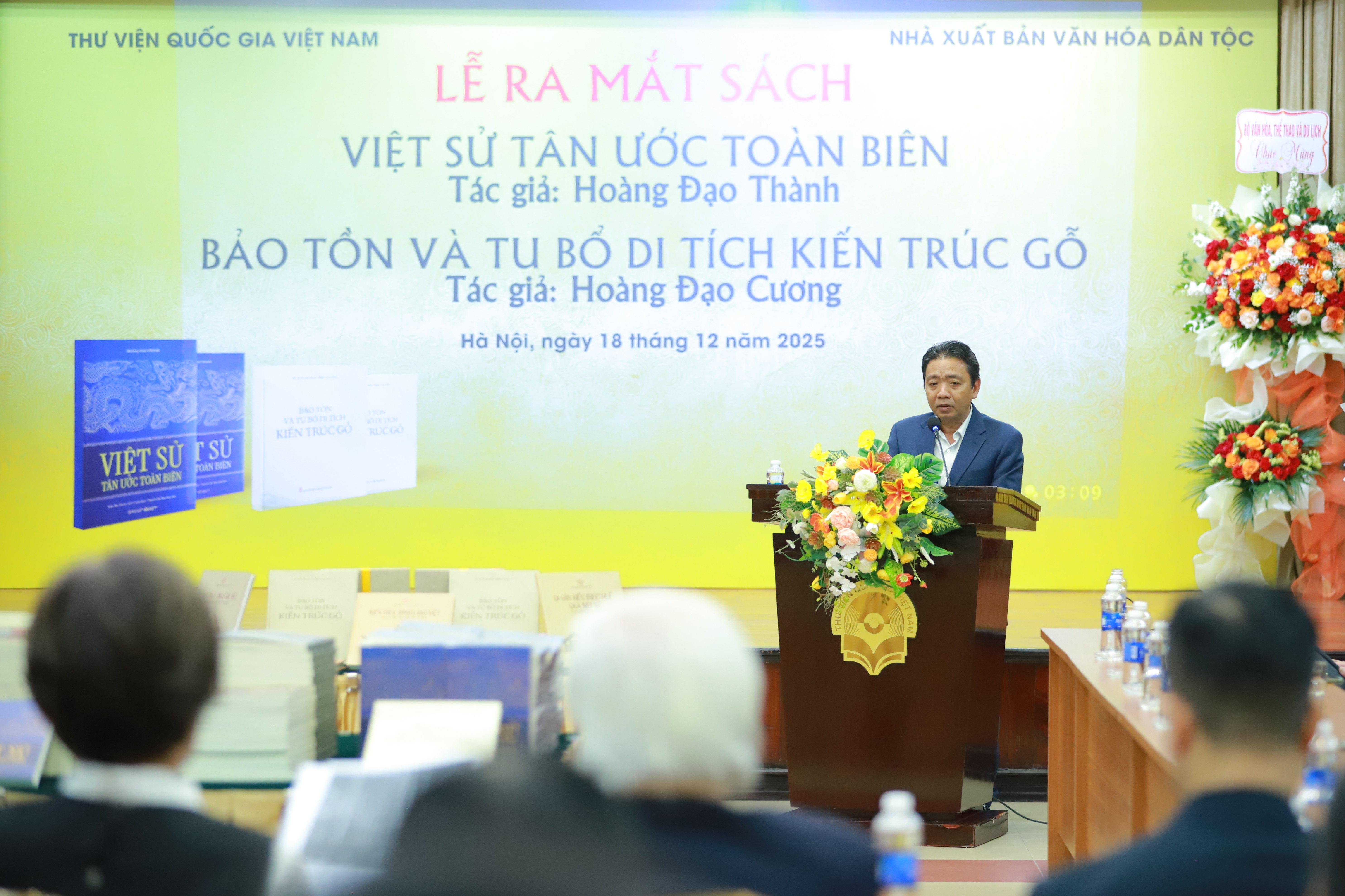 Lễ ra mắt sách “Việt sử tân ước toàn biên” của học giả Hoàng Đạo Thành và “Bảo tồn và tu bổ di tích kiến trúc gỗ” của TS.KTS Hoàng Đạo Cương