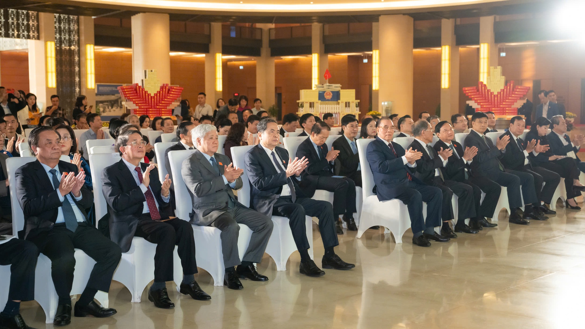 Khai trương Bảo tàng Quốc hội Việt Nam và công bố các bộ sách, ấn phẩm và phát hành bộ tem bưu chính Kỷ niệm 80 năm Quốc hội Việt Nam - Ảnh 3. Khai trương Bảo tàng Quốc hội Việt Nam và công bố các bộ sách, ấn phẩm và phát hành bộ tem bưu chính Kỷ niệm 80 năm Quốc hội Việt Nam - Ảnh 3.