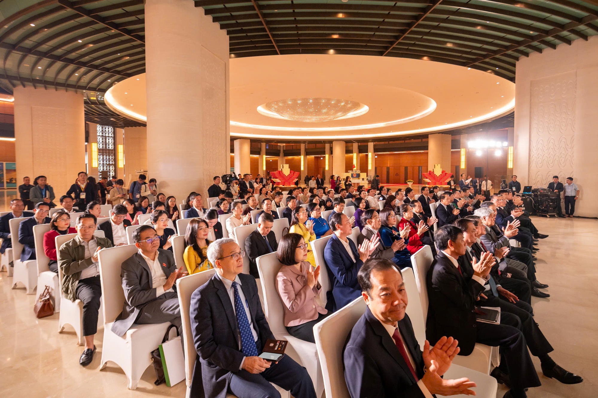 Khai trương Bảo tàng Quốc hội Việt Nam và công bố các bộ sách, ấn phẩm và phát hành bộ tem bưu chính Kỷ niệm 80 năm Quốc hội Việt Nam - Ảnh 11. Khai trương Bảo tàng Quốc hội Việt Nam và công bố các bộ sách, ấn phẩm và phát hành bộ tem bưu chính Kỷ niệm 80 năm Quốc hội Việt Nam - Ảnh 11.