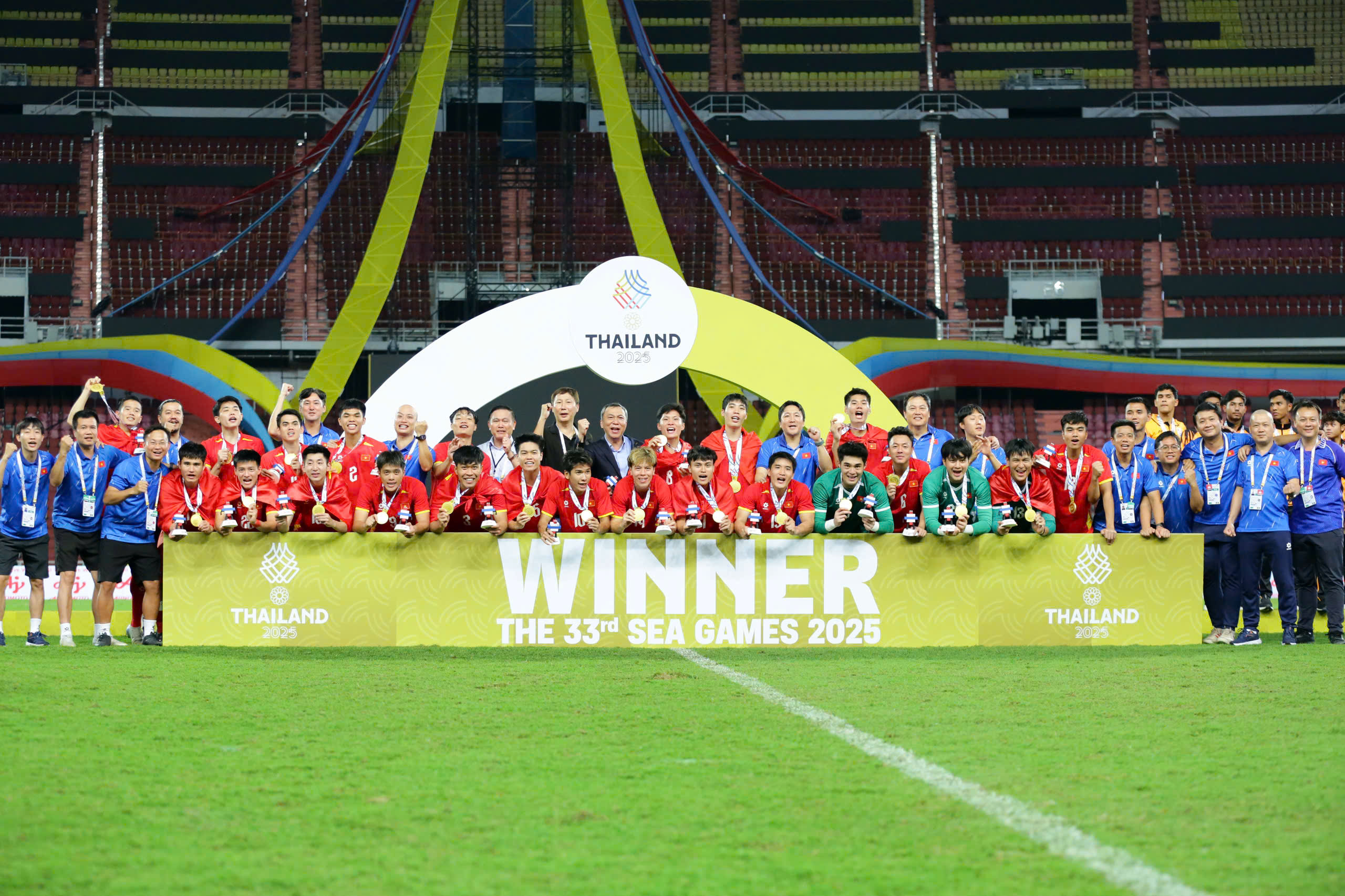 U22 Việt Nam tại SEA Games 33: Hành trình của bản lĩnh, danh dự và một tập thể không bỏ cuộc - Ảnh 3. U22 Việt Nam tại SEA Games 33: Hành trình của bản lĩnh, danh dự và một tập thể không bỏ cuộc - Ảnh 3.