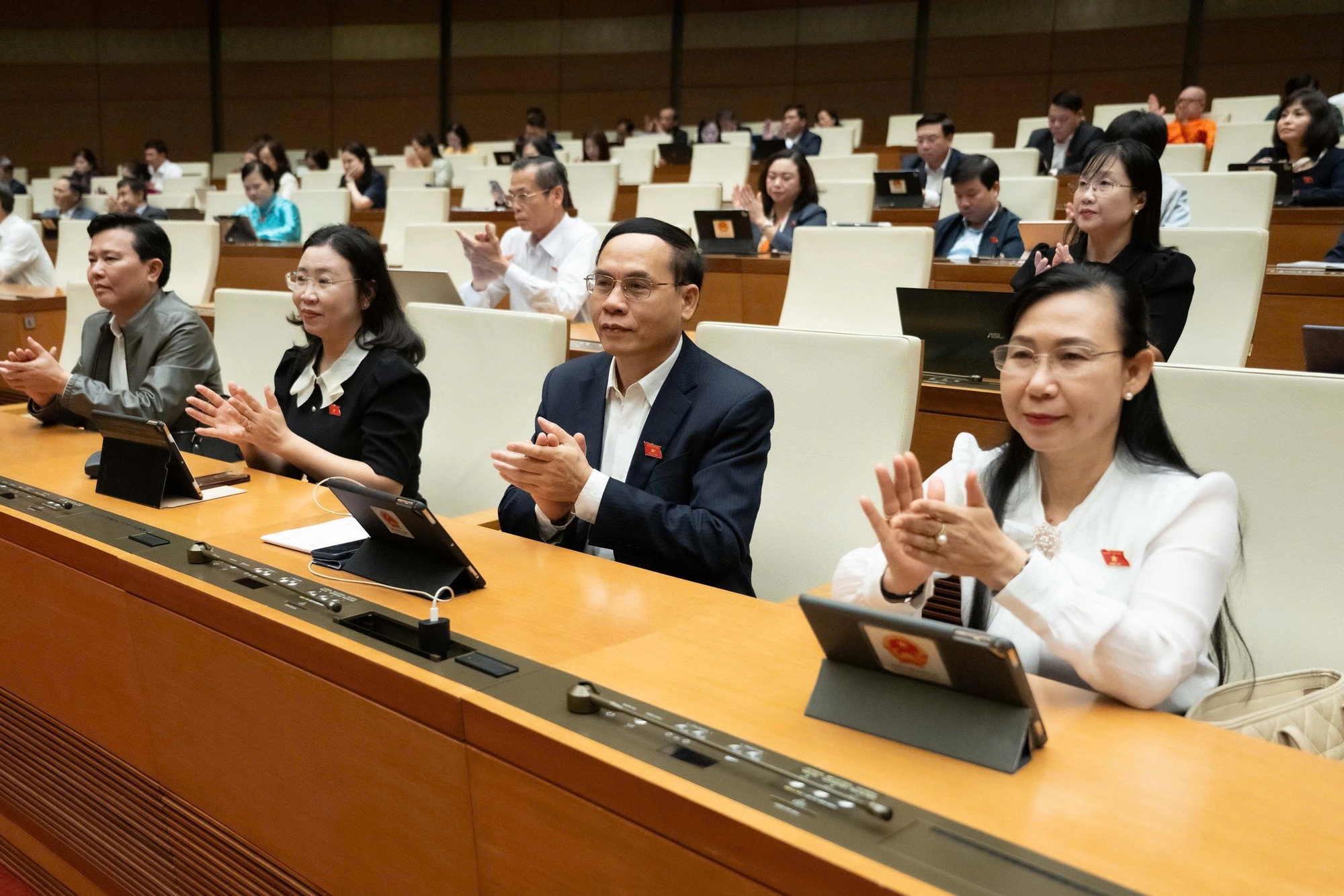 Quốc hội thông qua Nghị quyết phê duyệt chủ trương đầu tư CTMTQG về nông thôn mới, giảm nghèo bền vững và phát triển KT - XH vùng đồng bào dân tộc thiểu số và miền núi - Ảnh 4.