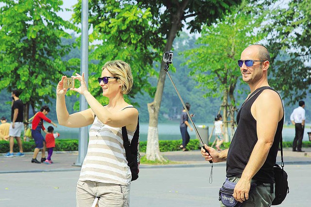 Năm 2025, du lịch Hà Nội đón trên 33,7 triệu lượt khách, doanh thu đạt hơn 134.000 tỷ đồng - Ảnh 1.