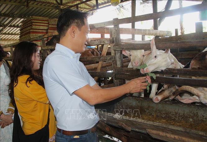Du lịch nông thôn, làng nghề: Cần vượt qua tư duy khai thác đơn lẻ - Ảnh 2. Du lịch nông thôn, làng nghề: Cần vượt qua tư duy khai thác đơn lẻ - Ảnh 2.