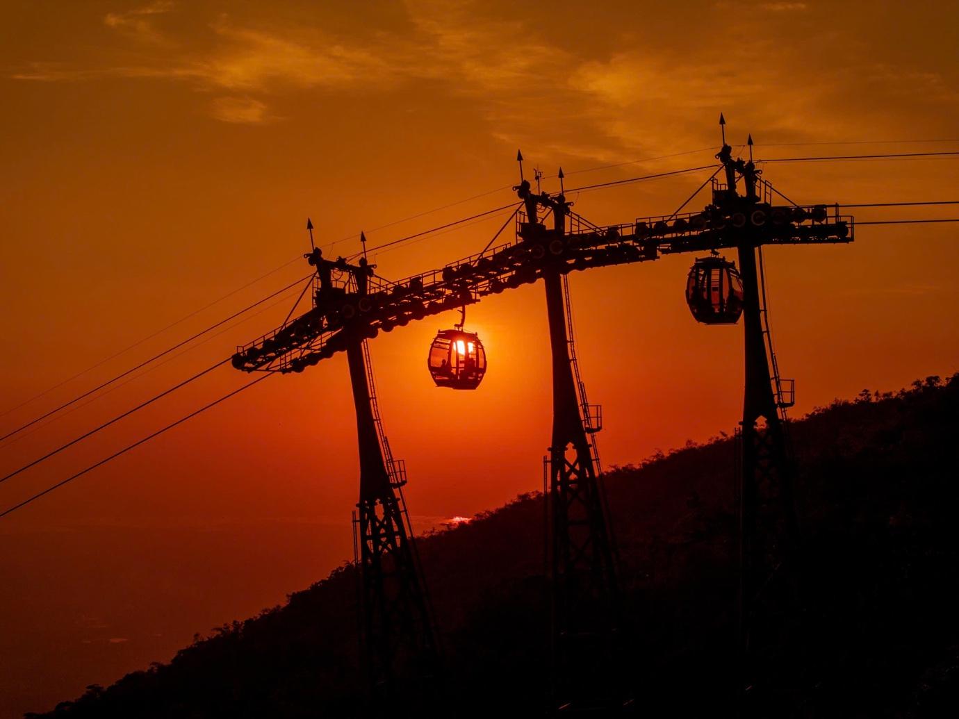 ពេលថ្ងៃលិចដ៏ក្តៅគគុកនៅភ្នំបាដែន តាយនិញ - រូបថត ២. Sốt rần rần khoảnh khắc hoàng hôn đẹp siêu thực tại núi Bà Đen, Tây Ninh - Ảnh 2.