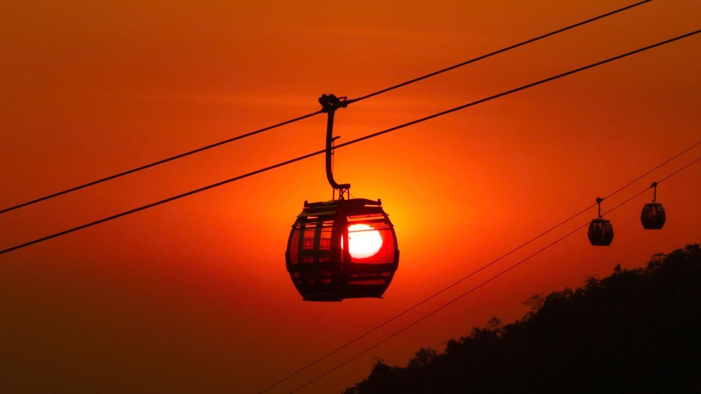 ទិដ្ឋភាពពេលថ្ងៃលិចដ៏ក្តៅគគុកនៅភ្នំបាដែន តាយនិញ - រូបថត ៣. Sốt rần rần khoảnh khắc hoàng hôn đẹp siêu thực tại núi Bà Đen, Tây Ninh - Ảnh 3.