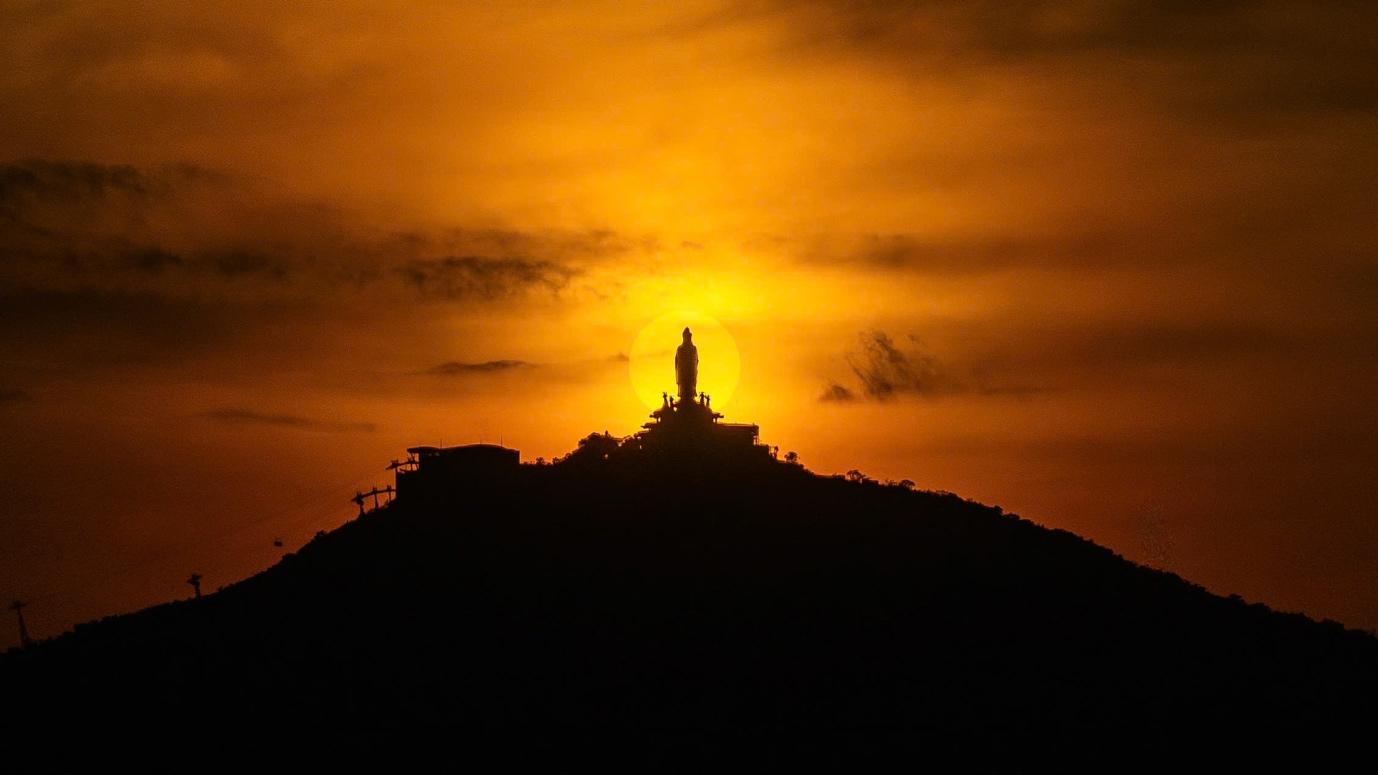 ពេលថ្ងៃលិចដ៏ក្តៅគគុកនៅភ្នំបាដែន តាយនិញ - រូបថត ៤. Sốt rần rần khoảnh khắc hoàng hôn đẹp siêu thực tại núi Bà Đen, Tây Ninh - Ảnh 4.