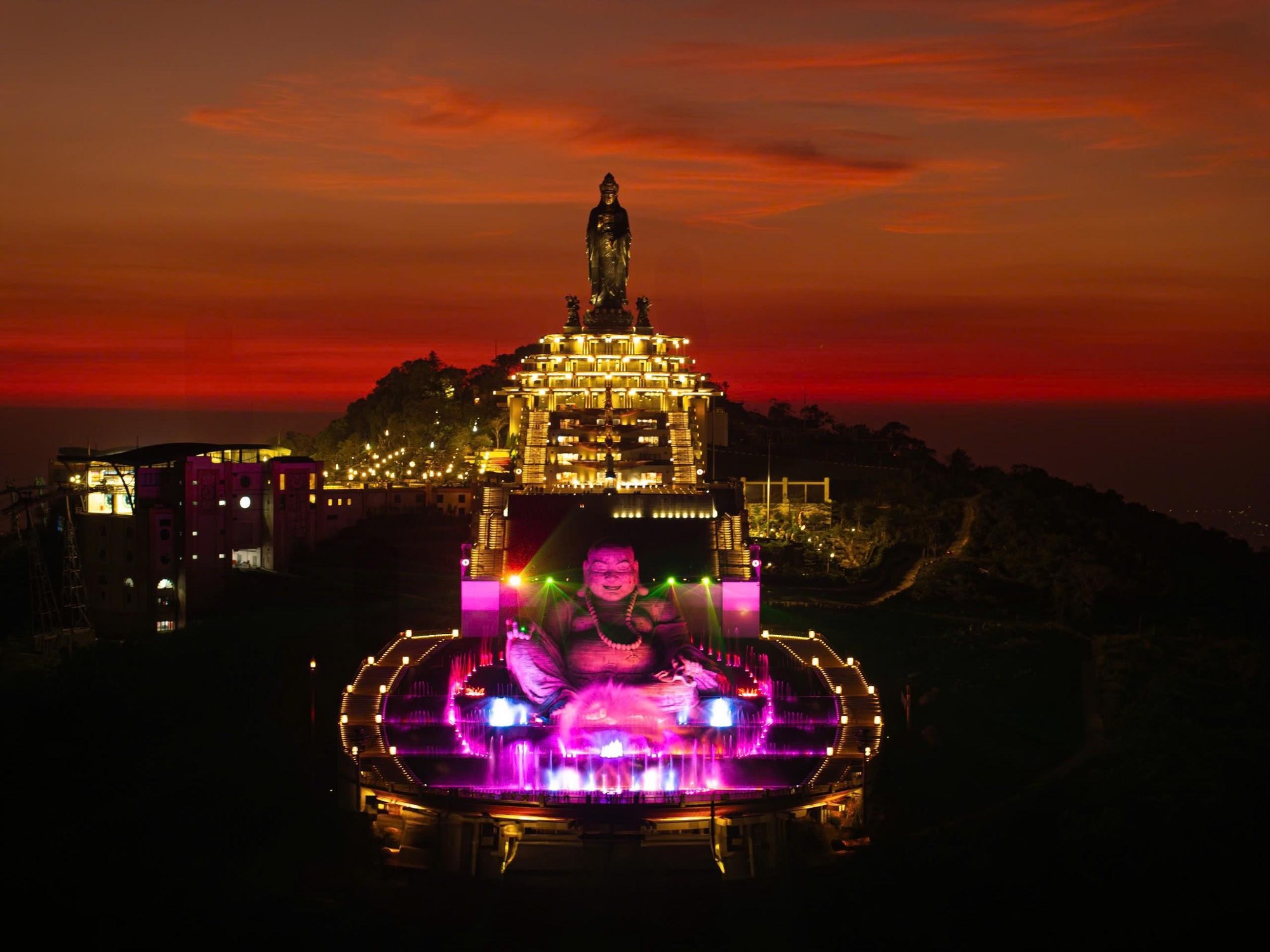 ពេលថ្ងៃលិចដ៏ក្តៅគគុកនៅភ្នំបាដែន តាយនិញ - រូបថត ៩. Sốt rần rần khoảnh khắc hoàng hôn đẹp siêu thực tại núi Bà Đen, Tây Ninh - Ảnh 9.