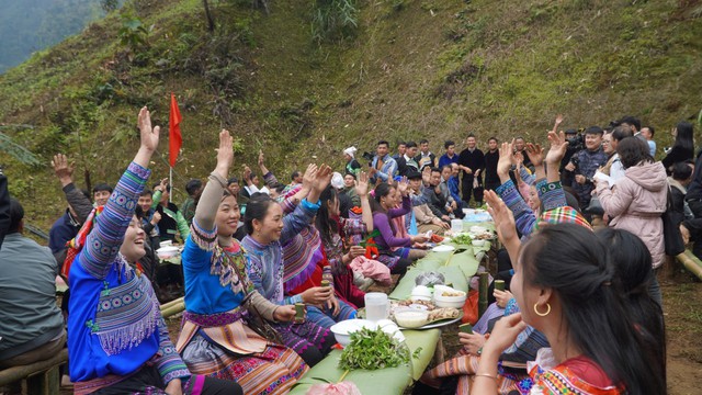 Plaatsen bevorderen het herstel en behoud van de traditionele culturele identiteit van etnische minderheden - Foto 1. Các địa phương đẩy mạnh khôi phục và bảo tồn bản sắc văn hóa truyền thống của đồng bào dân tộc thiểu số - Ảnh 1.