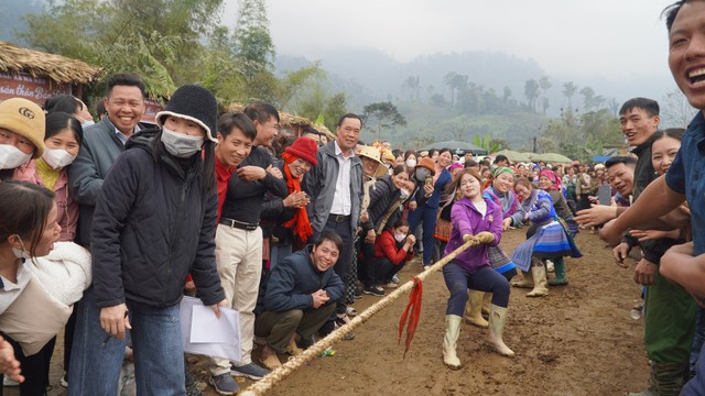 Plaatsen bevorderen het herstel en behoud van de traditionele culturele identiteit van etnische minderheden - Foto 2. Các địa phương đẩy mạnh khôi phục và bảo tồn bản sắc văn hóa truyền thống của đồng bào dân tộc thiểu số - Ảnh 2.