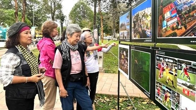 Khai mạc Triển lãm ảnh nghệ thuật “Sắc màu hội tụ” - Ảnh 1. Khai mạc Triển lãm ảnh nghệ thuật “Sắc màu hội tụ” - Ảnh 1.