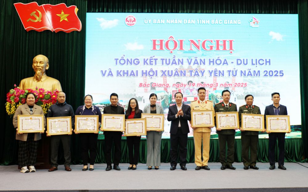 Tổng kết Tuần Văn hóa - Du lịch tỉnh Bắc Giang năm 2025: Khen thưởng 31 tập thể, cá nhân - Ảnh 2.