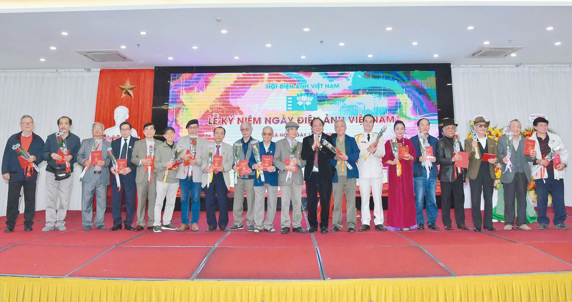 Trao Kỷ niệm chương "Vì Sự nghiệp điện ảnh" tri ân các nghệ sĩ, nhà hoạt động điện ảnh - Ảnh 2. Trao Kỷ niệm chương "Vì Sự nghiệp điện ảnh" tri ân các nghệ sĩ, nhà hoạt động điện ảnh - Ảnh 2.