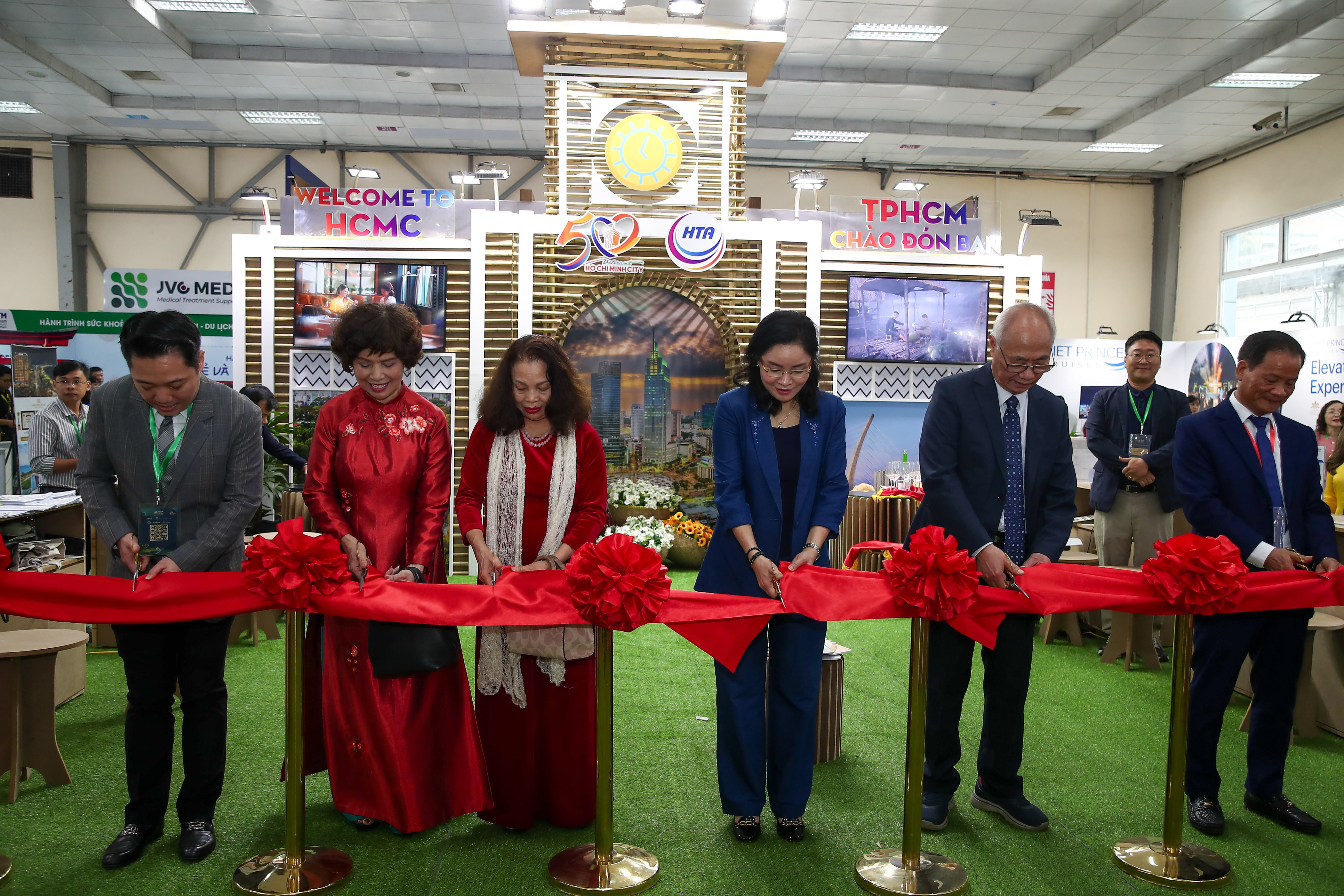 Thứ trưởng Trịnh Thị Thuỷ cắt băng gian hàng của TP. HCM