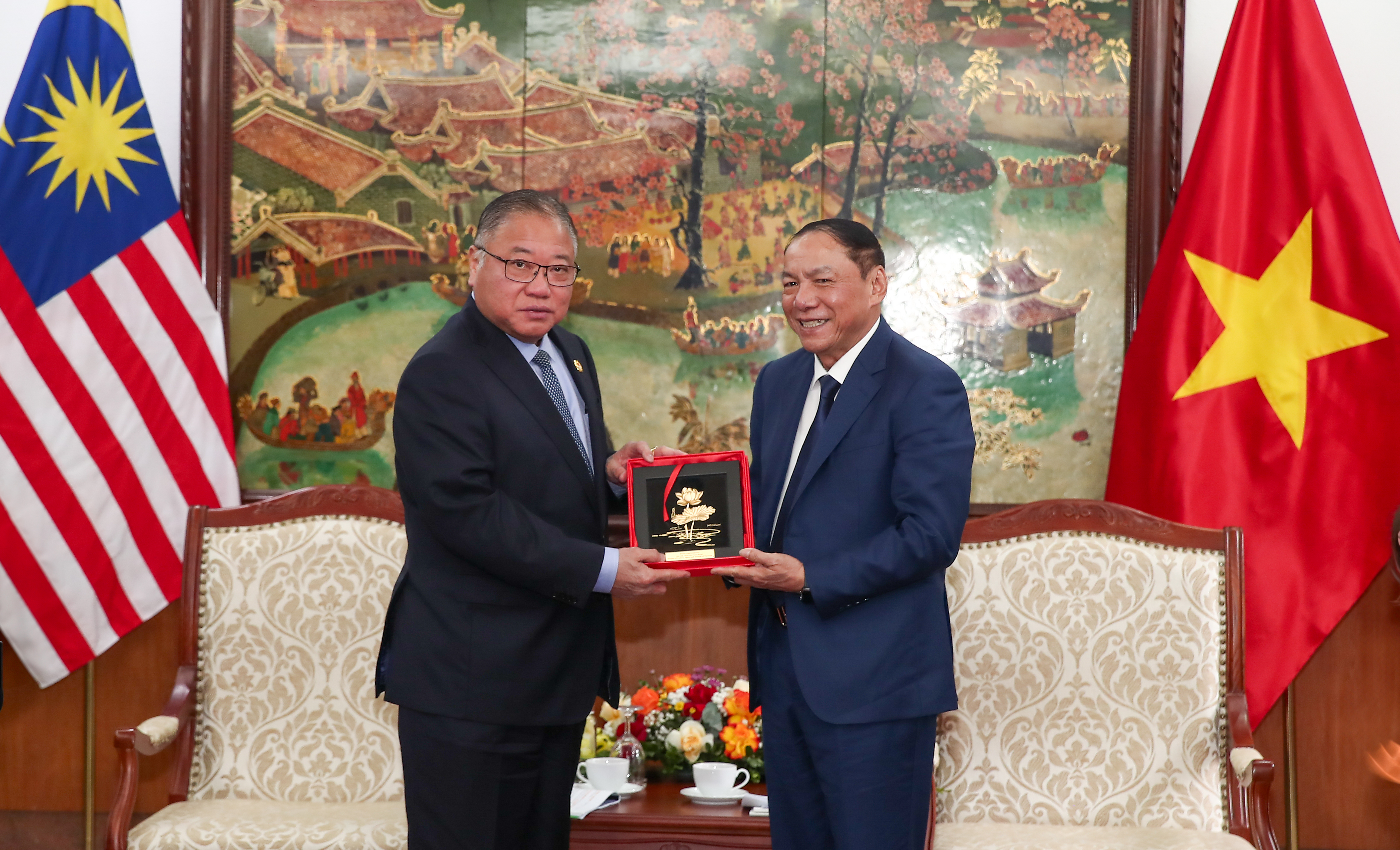Bộ trưởng Bộ VHTTDL Nguyễn Văn Hùng tặng quà lưu niệm cho Bộ trưởng Du lịch, Nghệ thuật và Văn hóa Malaysia Dato’ Sri Tiong King Sing.