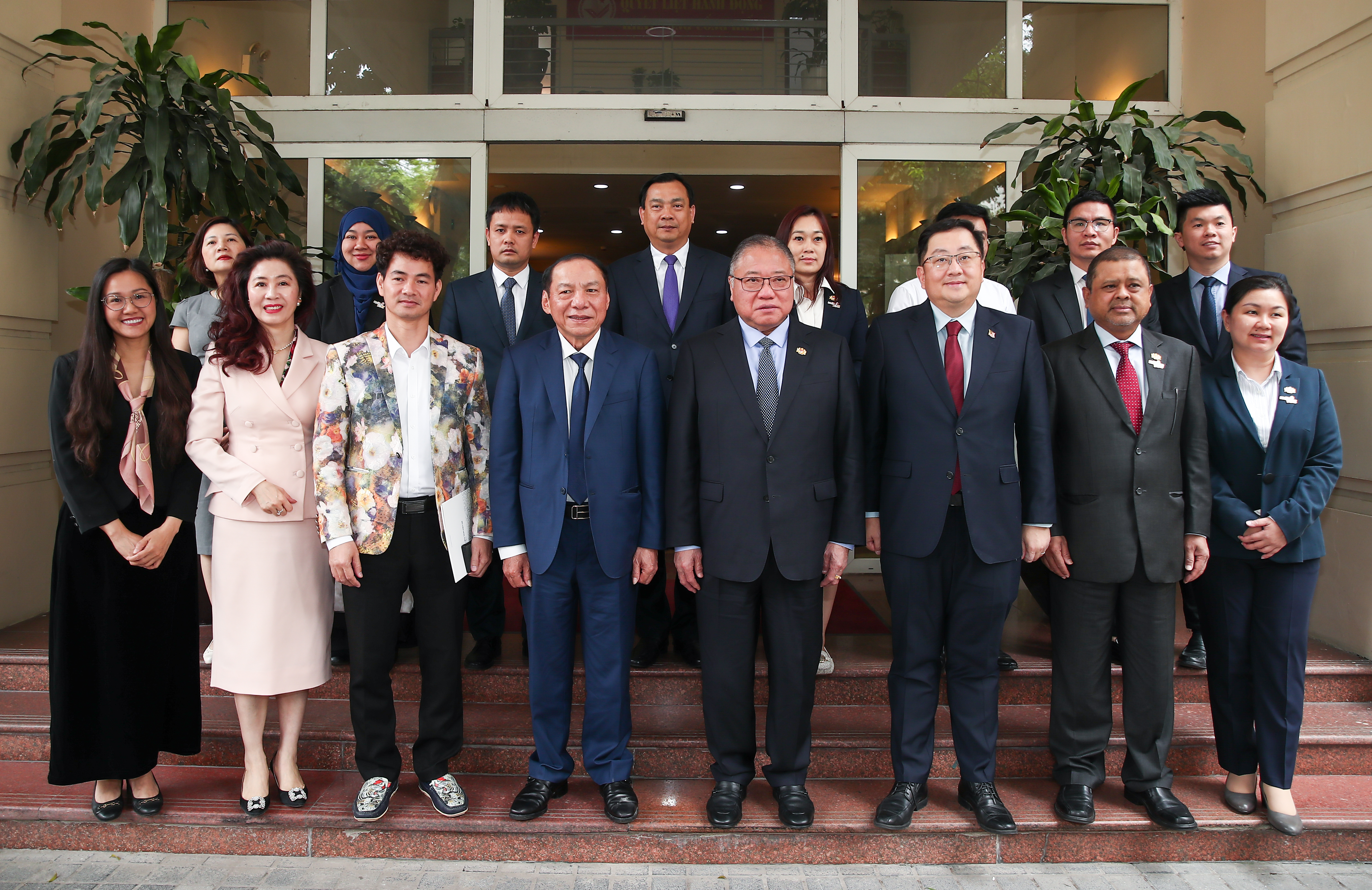 Các đại biểu chụp ảnh lưu niệm