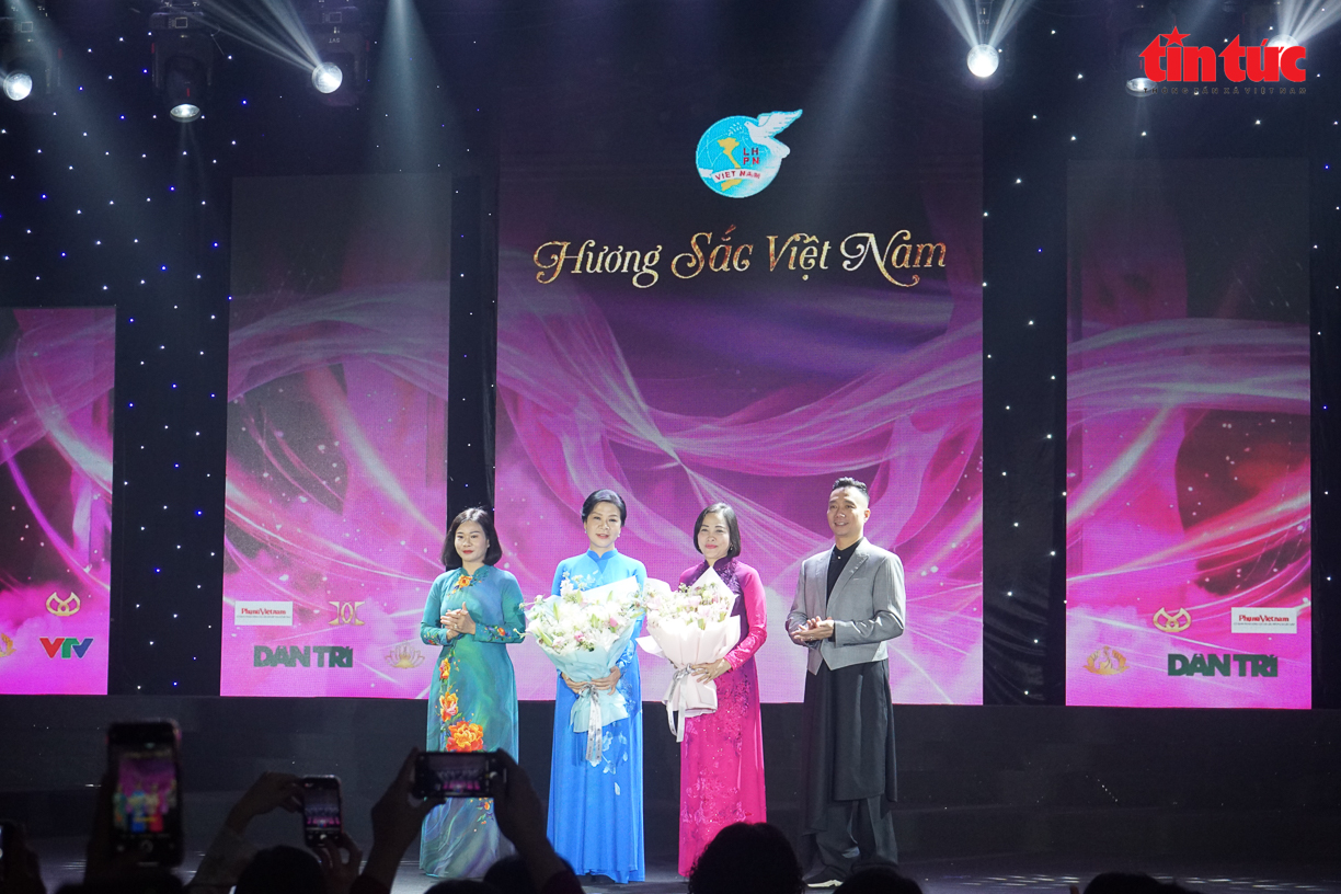 Chương trình áo dài nghệ thuật ‘Hương sắc Việt Nam’ tôn vinh khát vọng phụ nữ Việt Nam - Ảnh 4. Chương trình áo dài nghệ thuật ‘Hương sắc Việt Nam’ tôn vinh khát vọng phụ nữ Việt Nam - Ảnh 4.