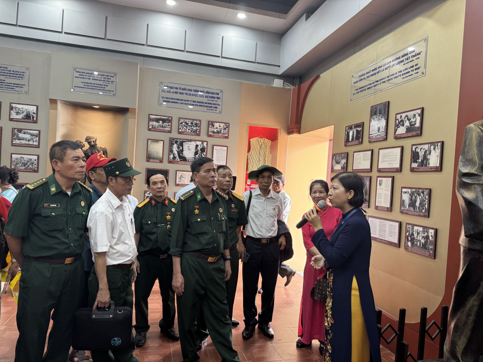 TP Hồ Chí Minh: Triển lãm tái hiện dấu ấn lịch sử và chân dung Chủ tịch Hồ Chí Minh - Ảnh 1. TP Hồ Chí Minh: Triển lãm tái hiện dấu ấn lịch sử và chân dung Chủ tịch Hồ Chí Minh - Ảnh 1.