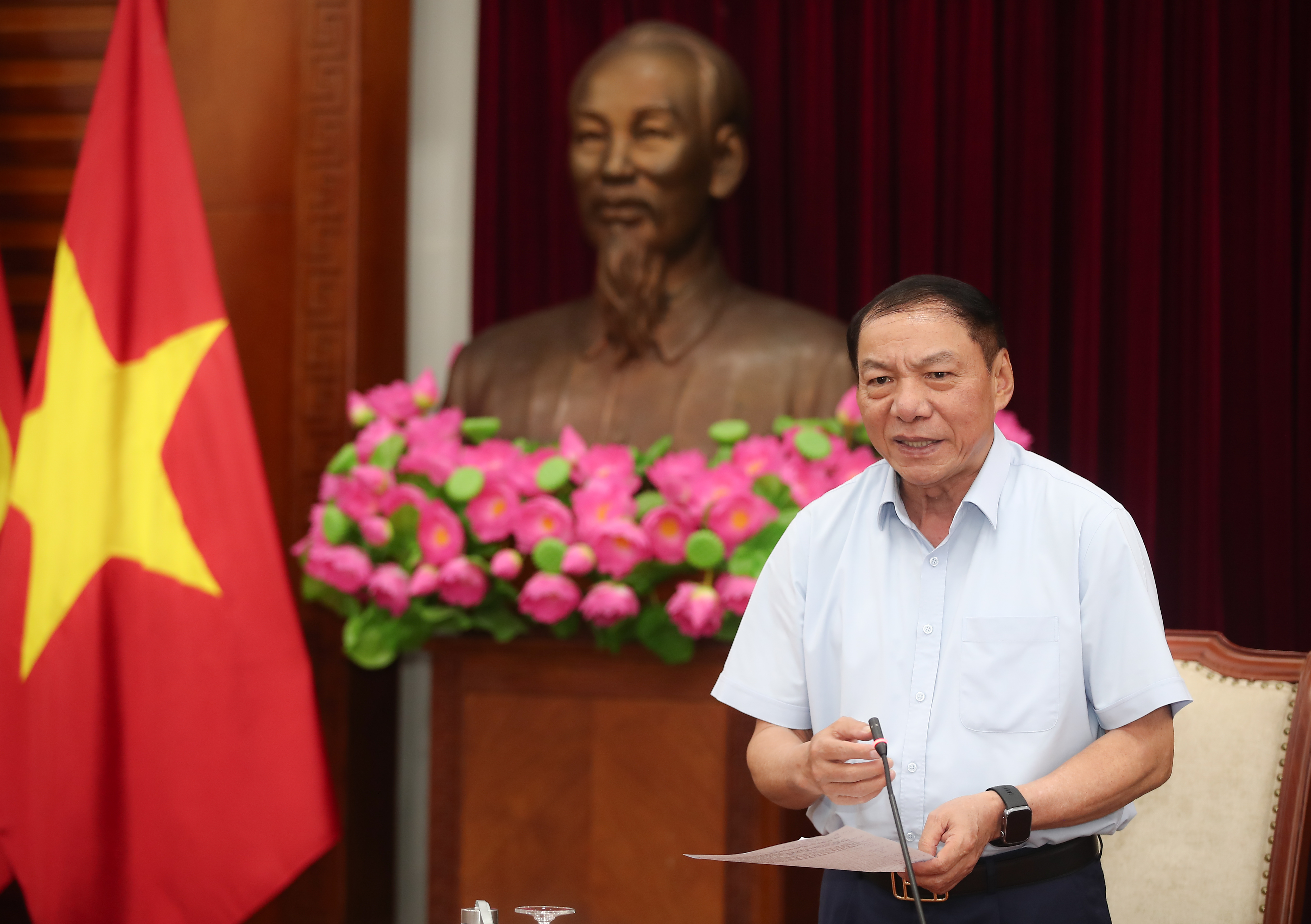 Bộ trưởng Bộ VHTTDL Nguyễn Văn Hùng phát biểu mở đầu cuộc họp. 