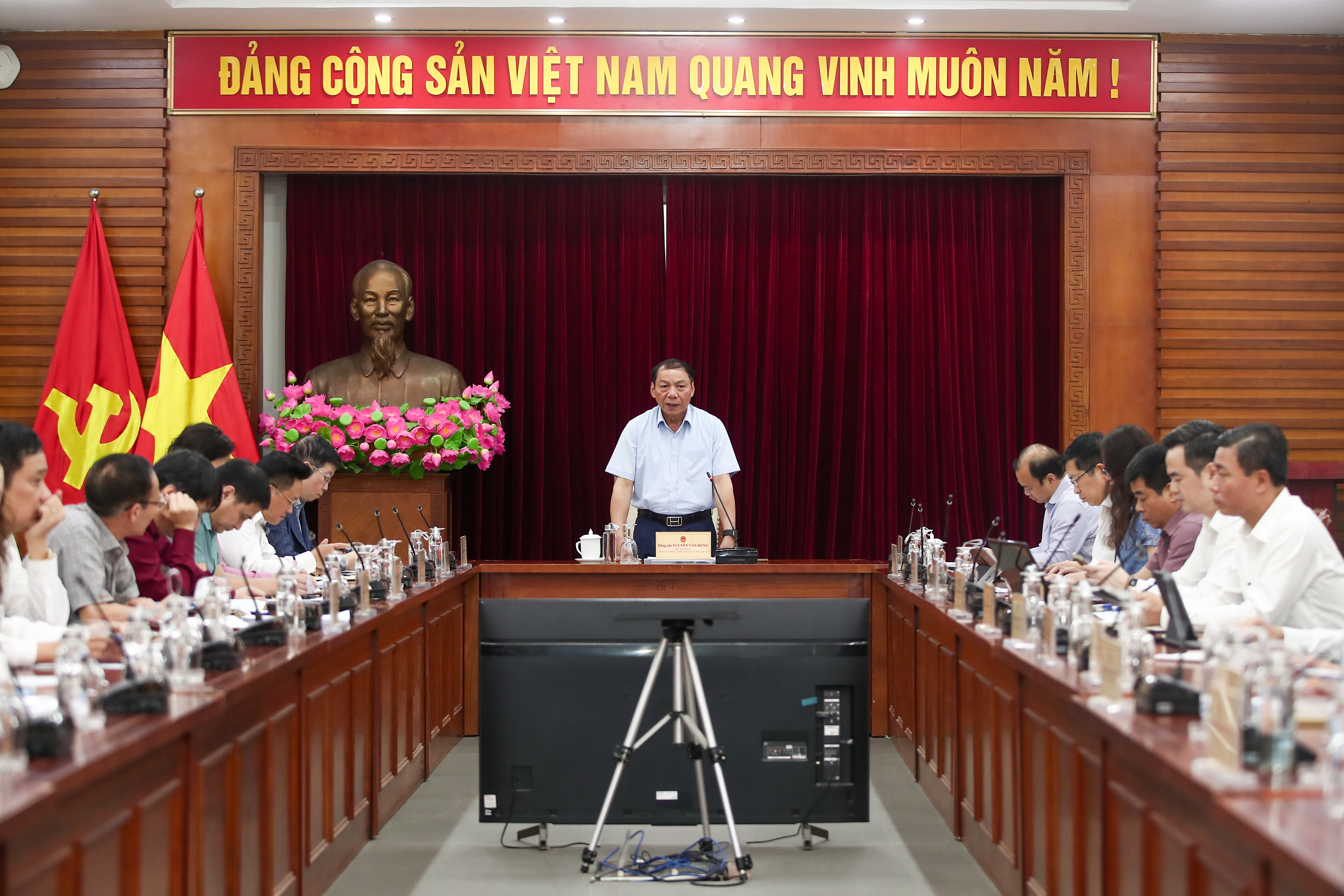 Bộ trưởng Nguyễn Văn Hùng làm việc với các cơ quan báo chí chủ lực về dự án Luật Báo chí (sửa đổi)