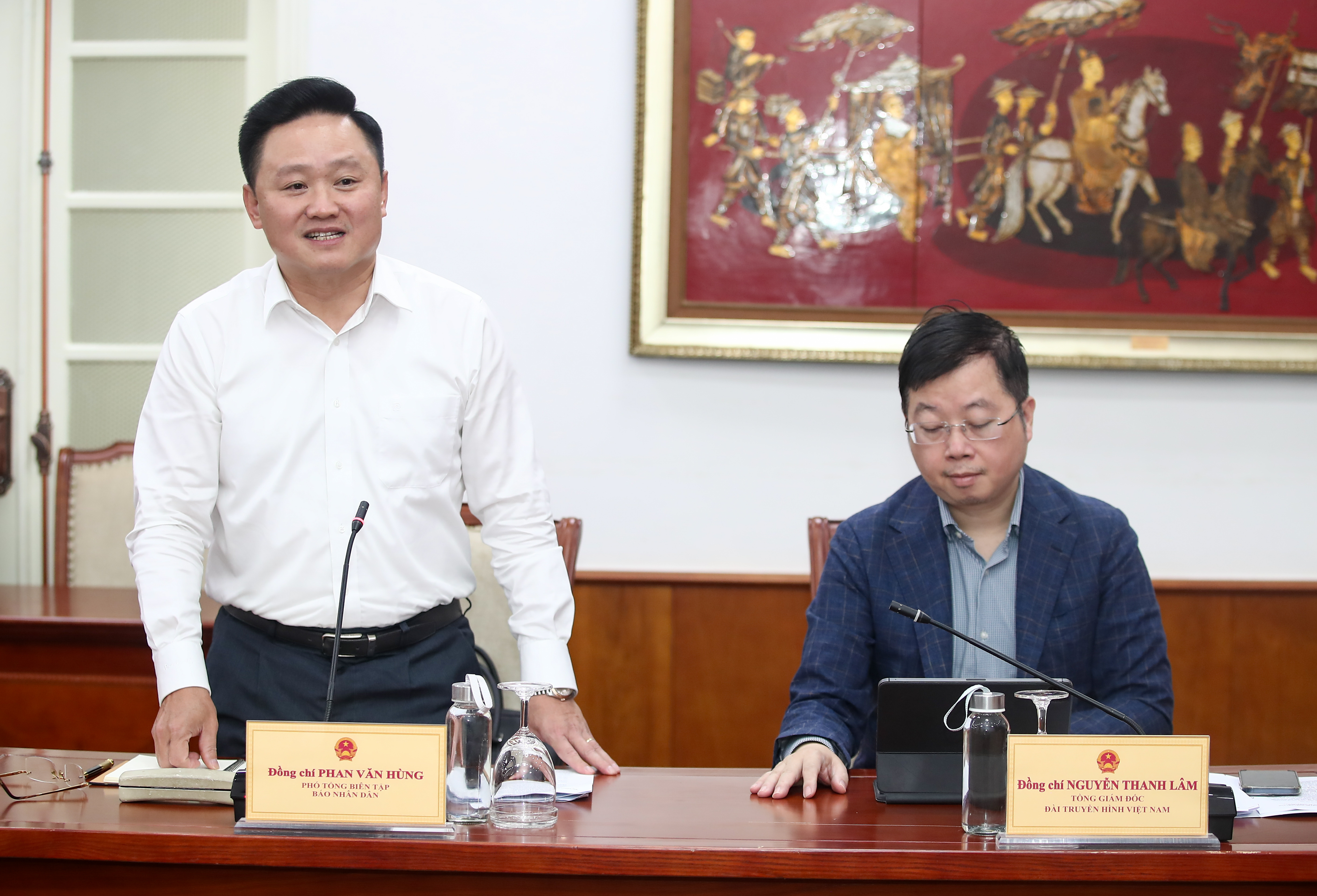 Phó Tổng Biên tập Báo Nhân Dân Phan Văn Hùng phát biểu tại buổi làm việc