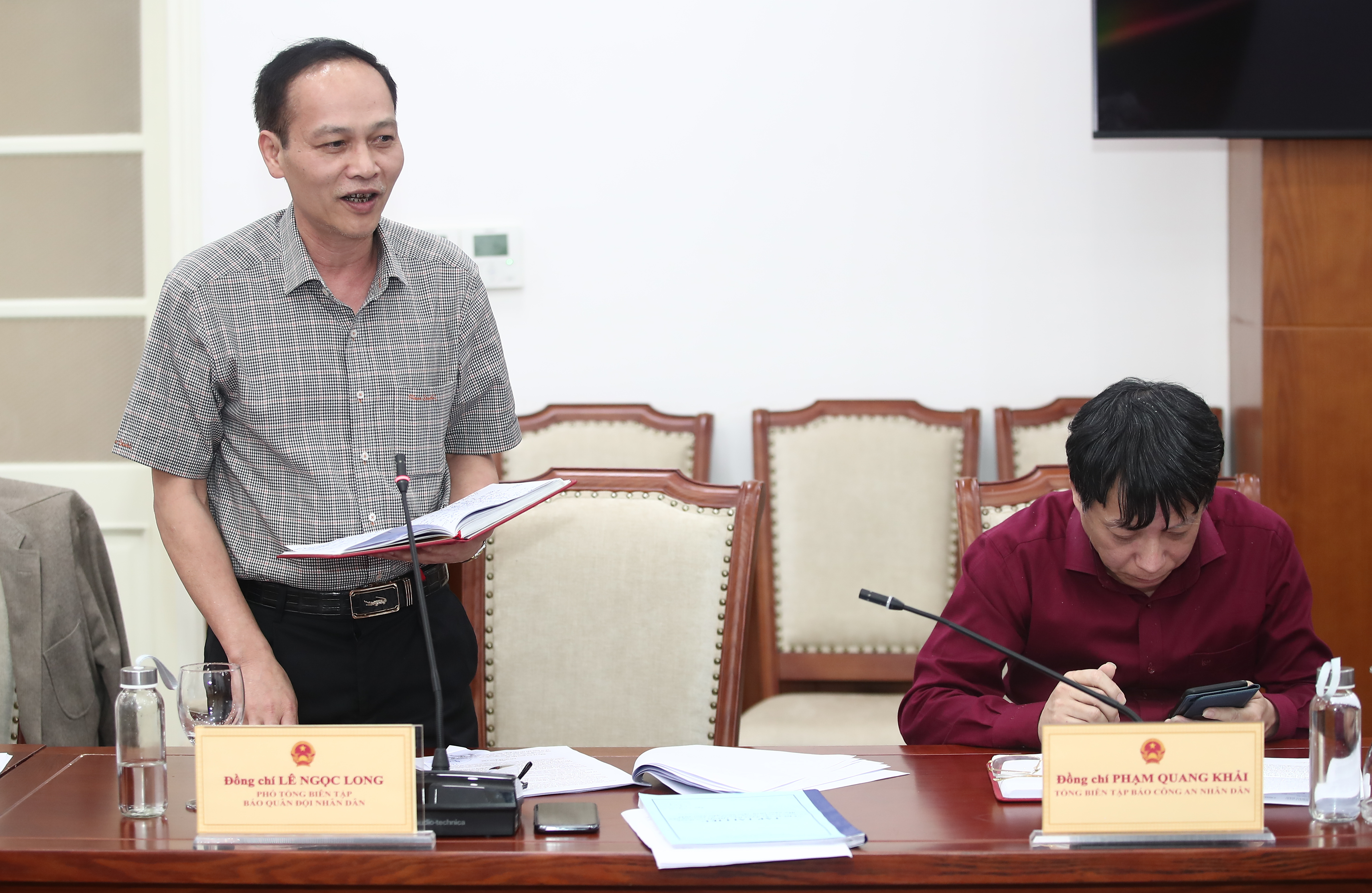 Đại tá Lê Ngọc Long, Phó Tổng biên tập Báo Quân đội nhân dân phát biểu tại buổi làm việc