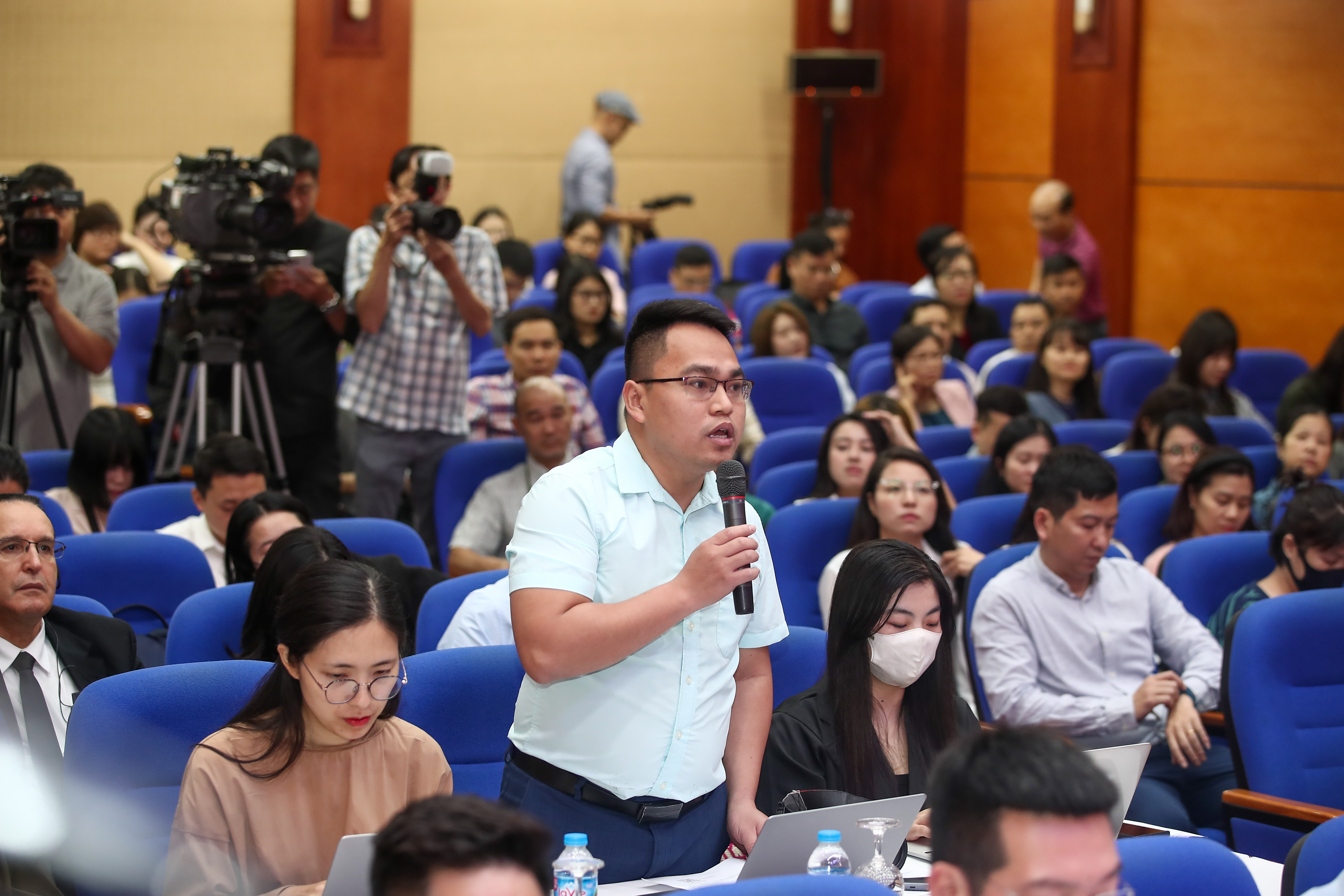 Các cơ quan báo chí gửi câu hỏi đến các đơn vị liên quan.