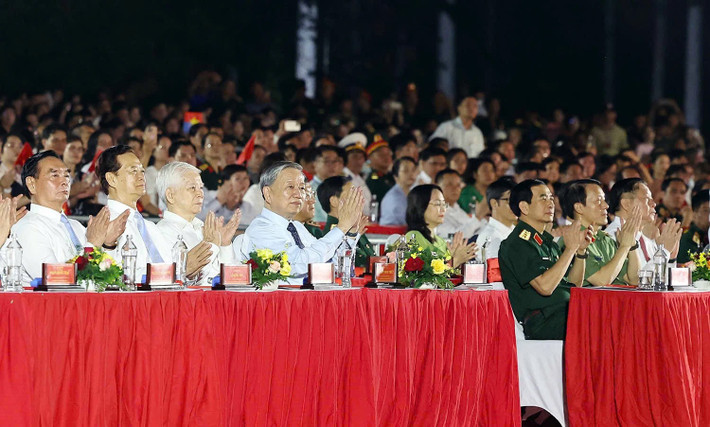 ចំណុចសំខាន់ៗនៃកម្មវិធីសិល្បៈ Đặc sắc chương trình nghệ thuật "Đất nước trọn niềm vui" - Ảnh 2.