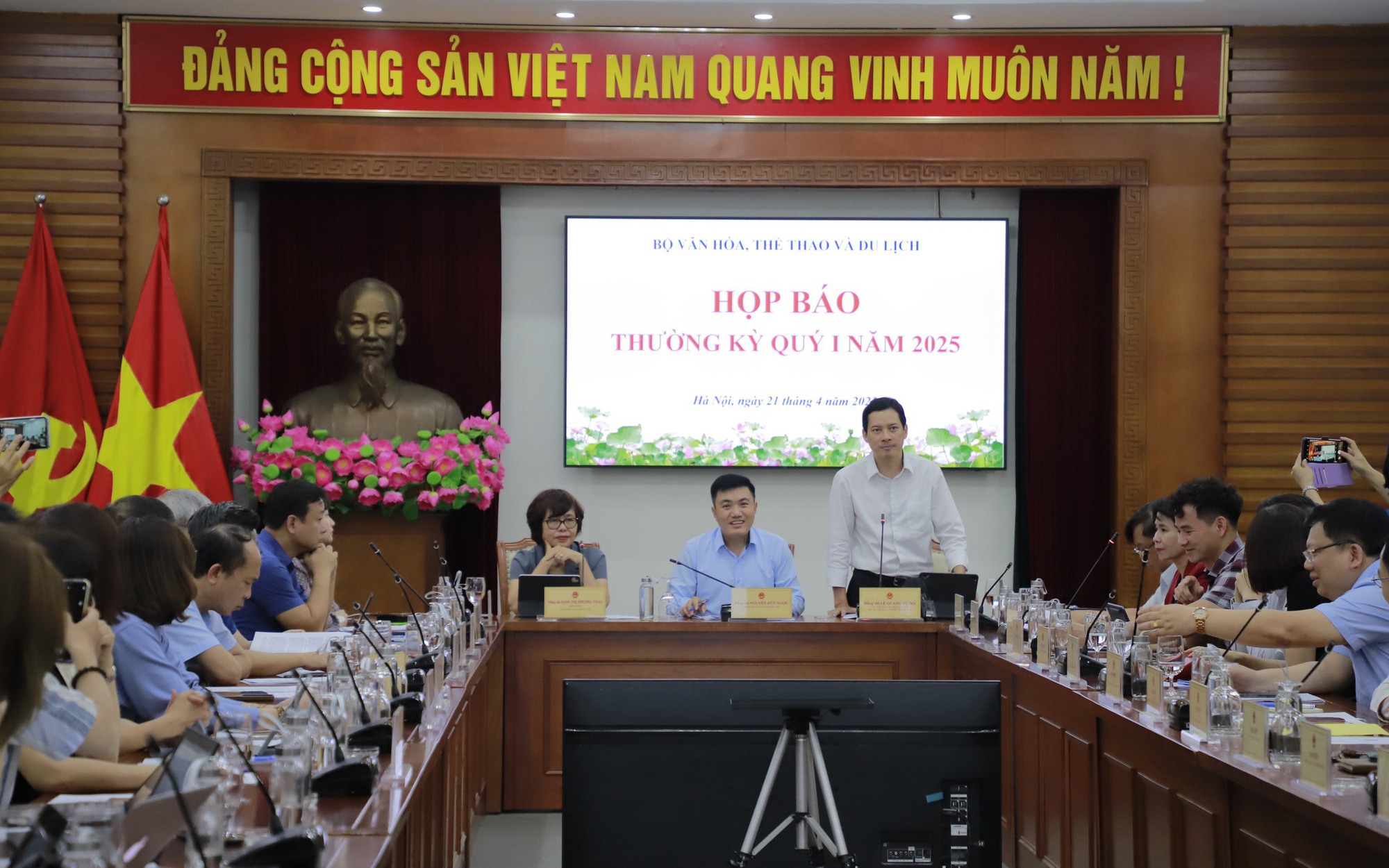 Cục Phát thanh truyền hình và Thông tin điện tử sẽ xử phạt BTV Quang Minh và MC Vân Hugo vì quảng cáo sai sự thật