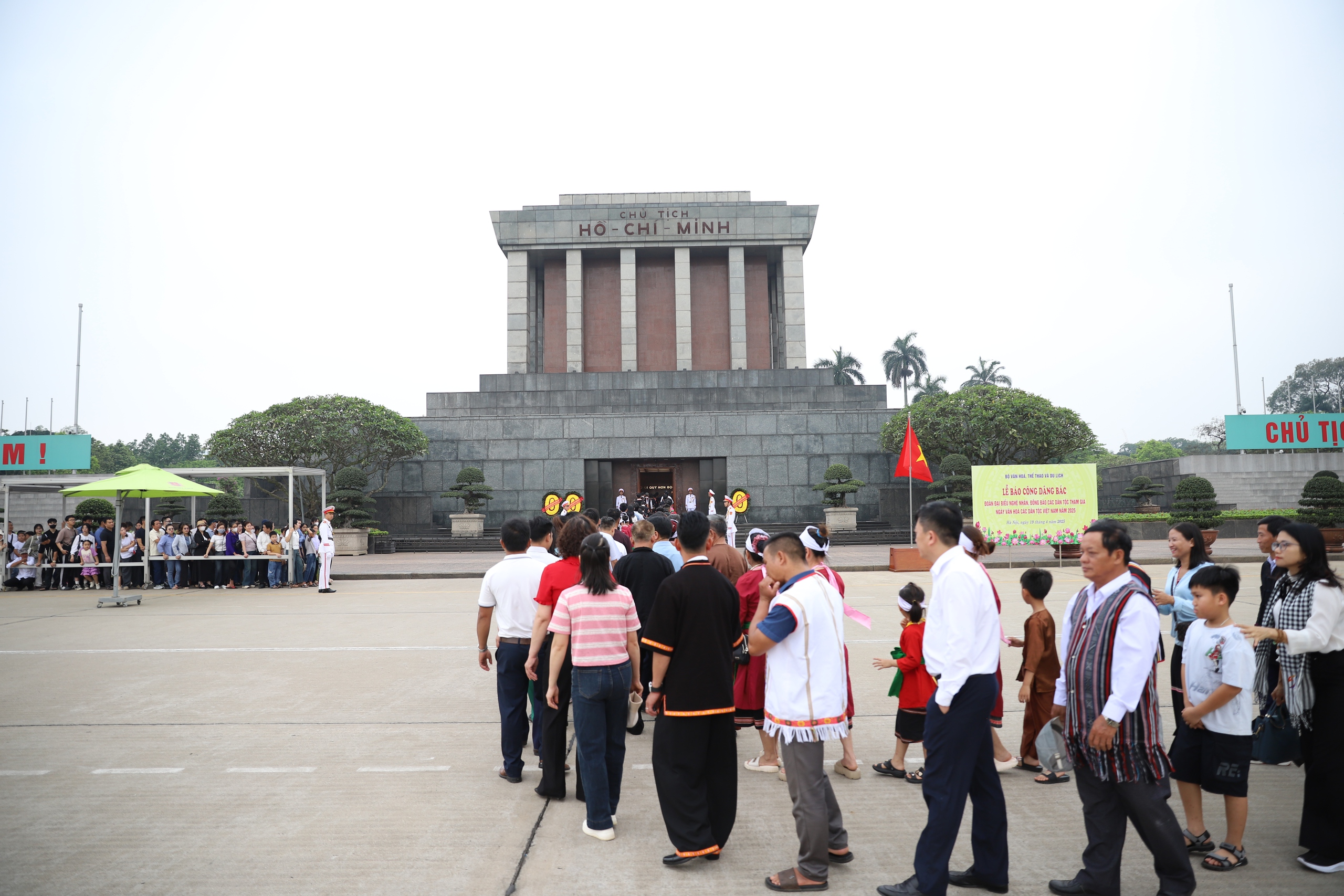 ការណែនាំអំពីចរាចរណ៍ និងការចតរថយន្តសម្រាប់អ្នកទស្សនាវិមានហូជីមិញ - រូបថតទី 1។ Hướng dẫn giao thông, đỗ xe phục vụ du khách vào Lăng viếng Chủ tịch Hồ Chí Minh - Ảnh 1.