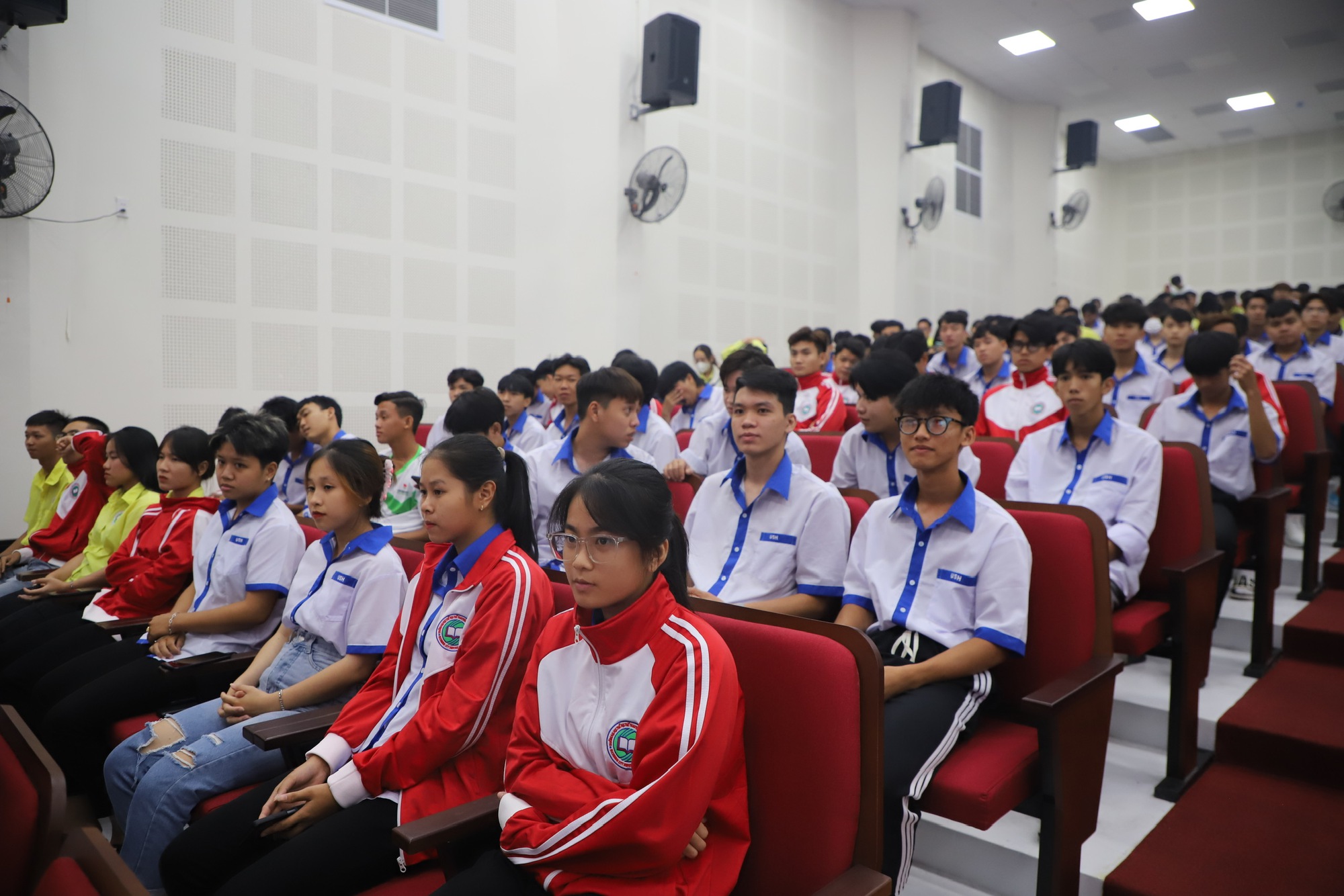 Ấn tượng đêm giao lưu HSSV dân tộc thiểu số tiêu biểu các trường VHTTDL khu vực phía Nam - Ảnh 4. Ấn tượng đêm giao lưu HSSV dân tộc thiểu số tiêu biểu các trường VHTTDL khu vực phía Nam - Ảnh 4.